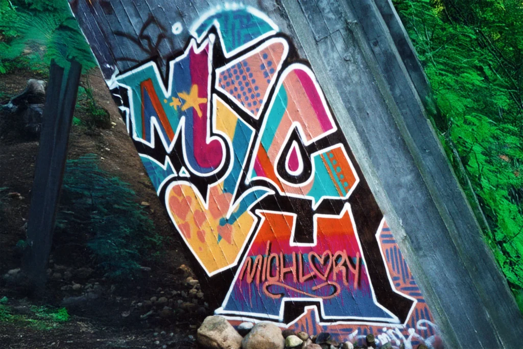 Graffiti colorato sotto ponte con cuori e scritta “Mich Lory”, Cairate 1998.