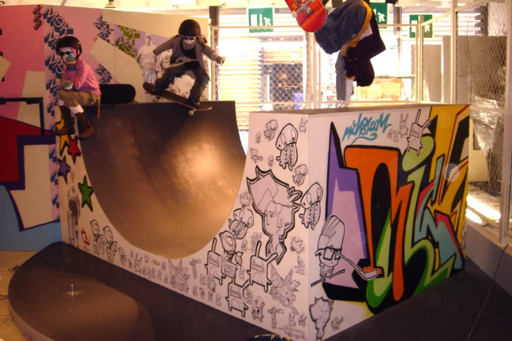 Skate park scenografico con graffiti e manichini skater per allestimento MEK, Pitti Firenze 2005.