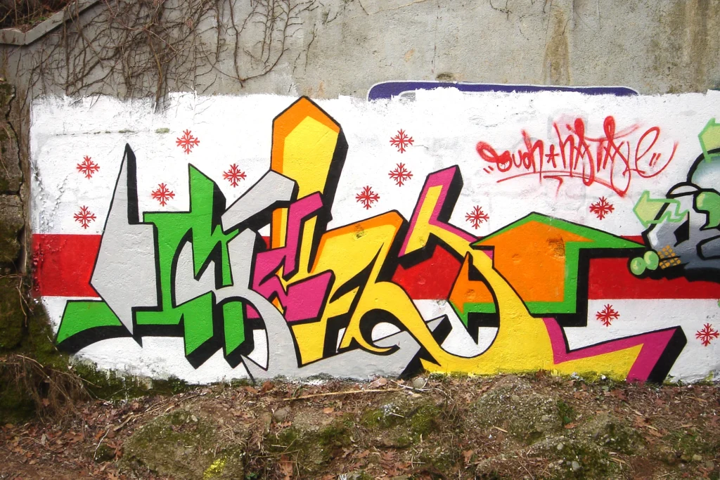 Murale graffiti con lettere colorate e motivi natalizi, Tradate 2005.