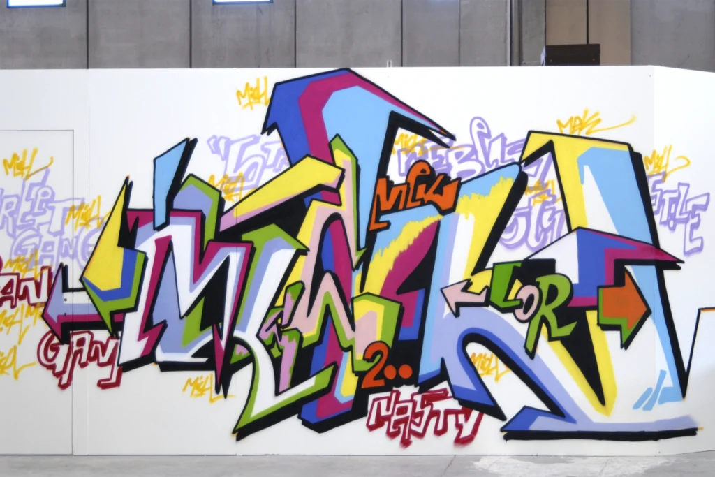 Grande murale graffiti multicolore su pannello bianco, Arcore 2006.