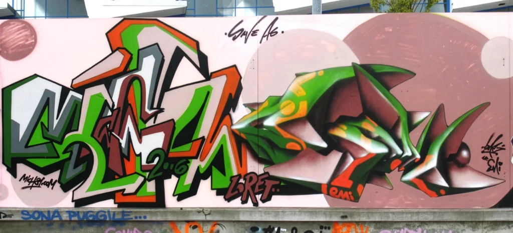 Murale con graffiti e forme astratte tridimensionali, realizzato nel 2006.