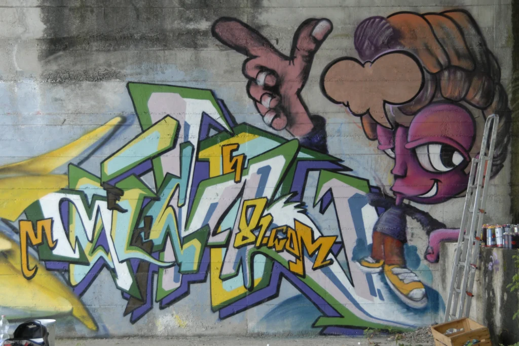 Graffiti colorato con personaggio cartoon e lettering tridimensionale, Luino 2006.