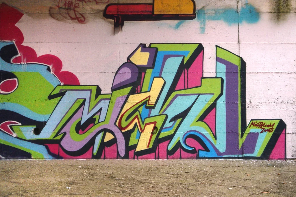 Graffiti su muro urbano con linee verdi e viola, Tradate 2006.