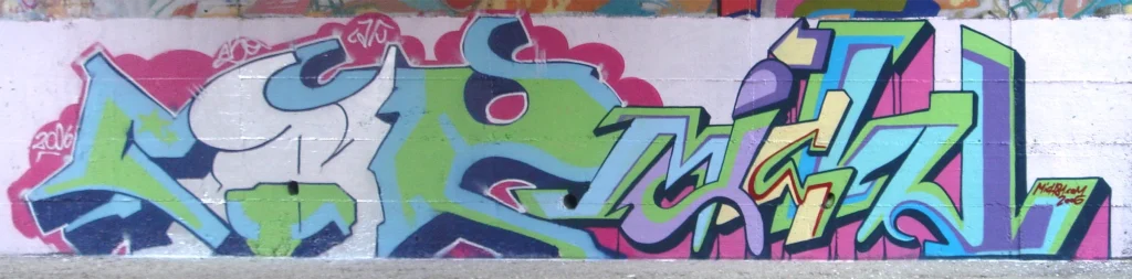 Murale completo con graffiti astratti e forme organiche su muro urbano, Tradate 2006.