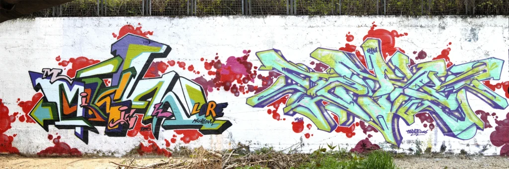 Murale a due mani con graffiti complessi e sfondi rossi su muro urbano, Tradate 2006.