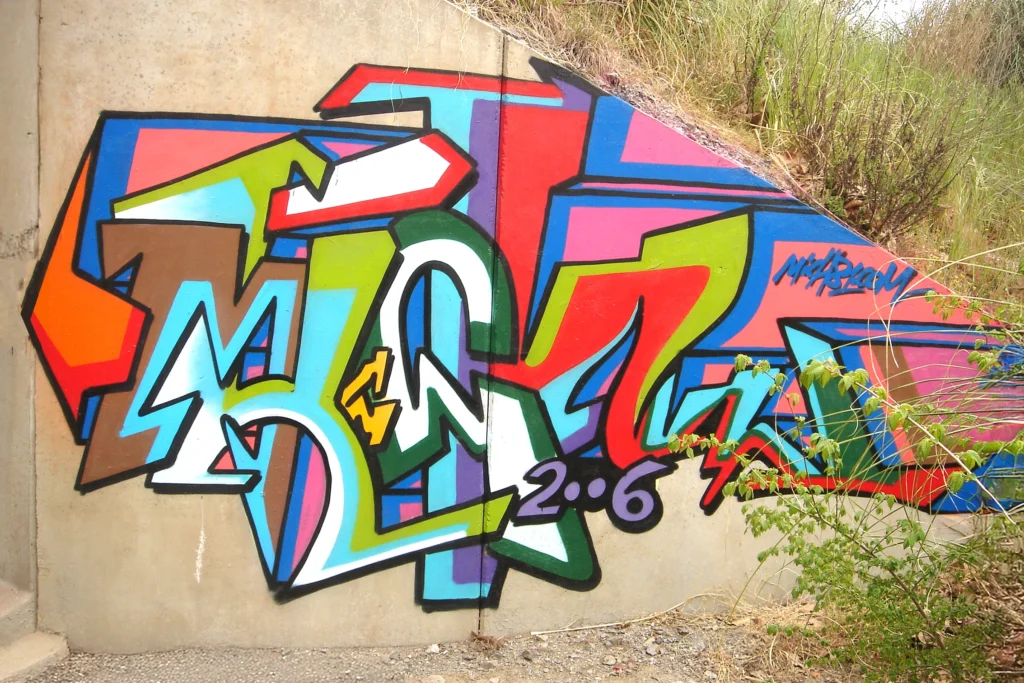 Graffiti colorato con forme geometriche e lettering astratto, St-Tropez 2006.