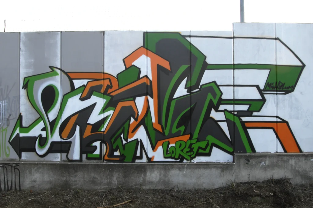 Graffiti geometrico verde, bianco e arancio su fondo grigio, Castelletto Sopra Ticino 2007.