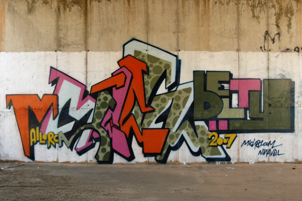 Graffiti colorato con lettering astratto e motivi mimetici, Mallorca 2007.