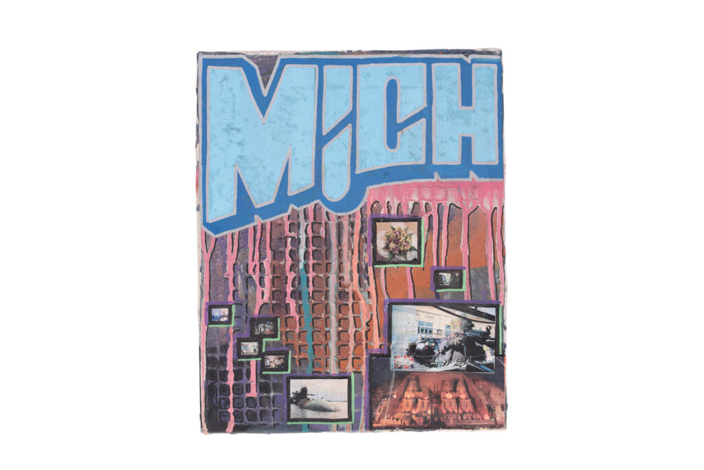 Opera del 1999 con scritta “MICH”, immagini incollate e colature di colore su fondo strutturato.