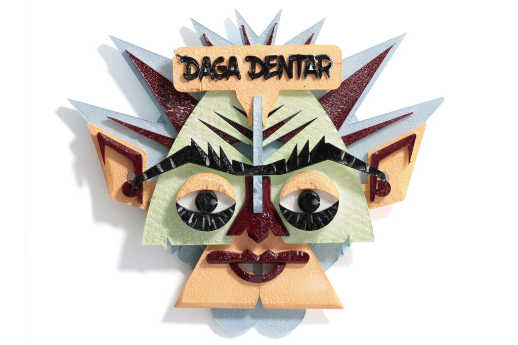 Scultura astratta totemica in polistirene espanso, volto geometrico dai toni verdi e rossi, 2024