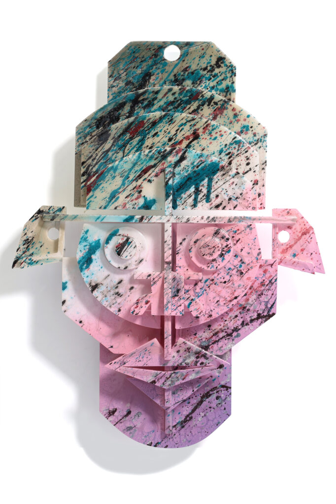 Scultura totemica astratta in polistirene espanso con spruzzi azzurri e rosa su fondo chiaro, 2024