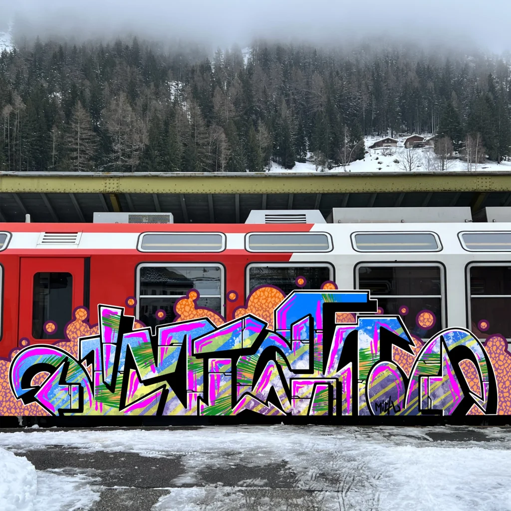 2026, graffiti digitale su treno rosso con sfondo montano e lettering multicolore dinamico